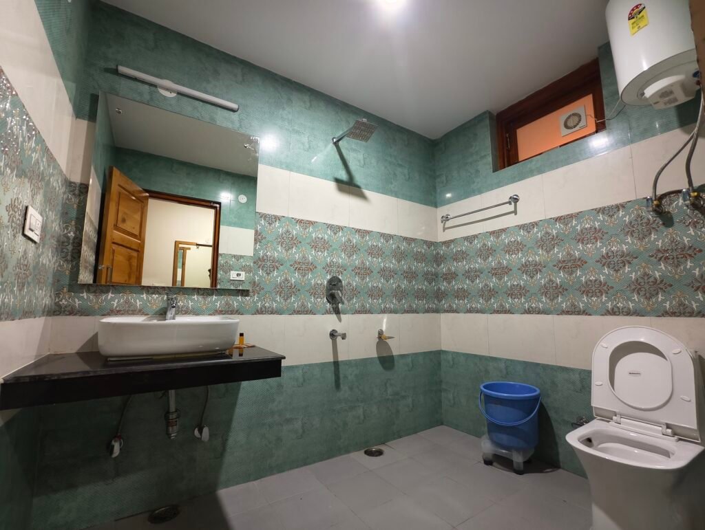 The Apple House Jagatsukh- bathroom